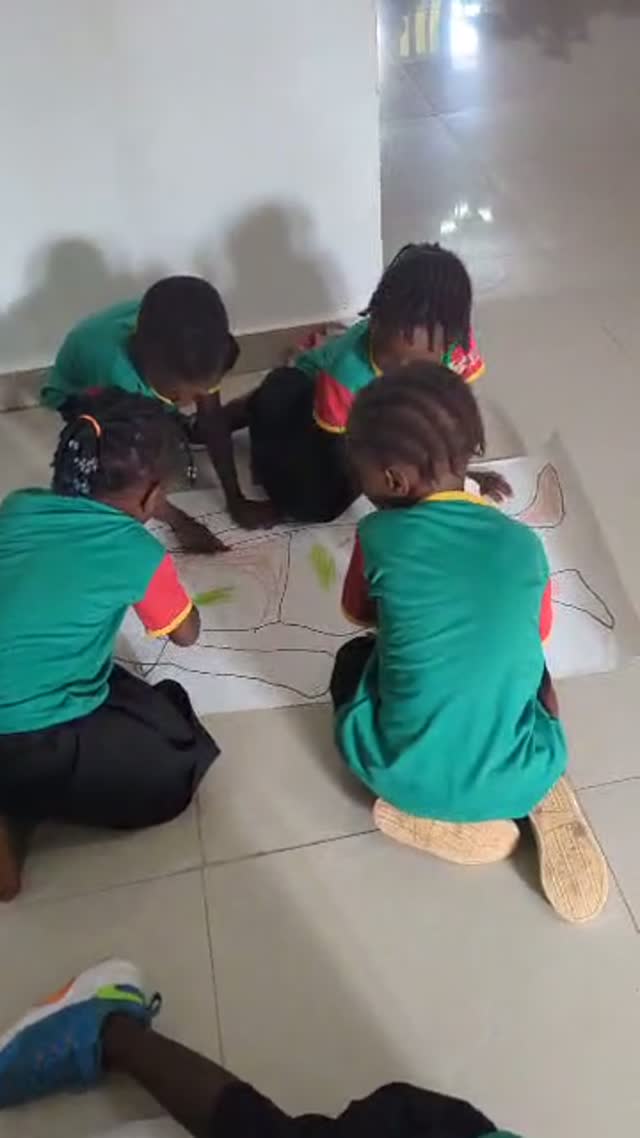 Desenhando o contorno do corpo, em grupo