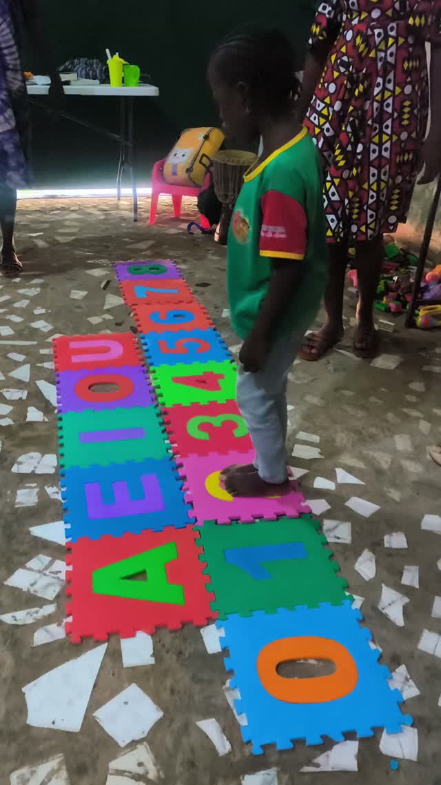 Pisando no tapete de letras e números