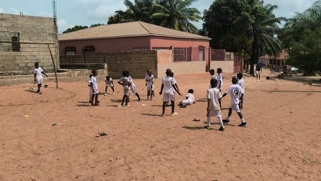 Futebol no pátio de terra