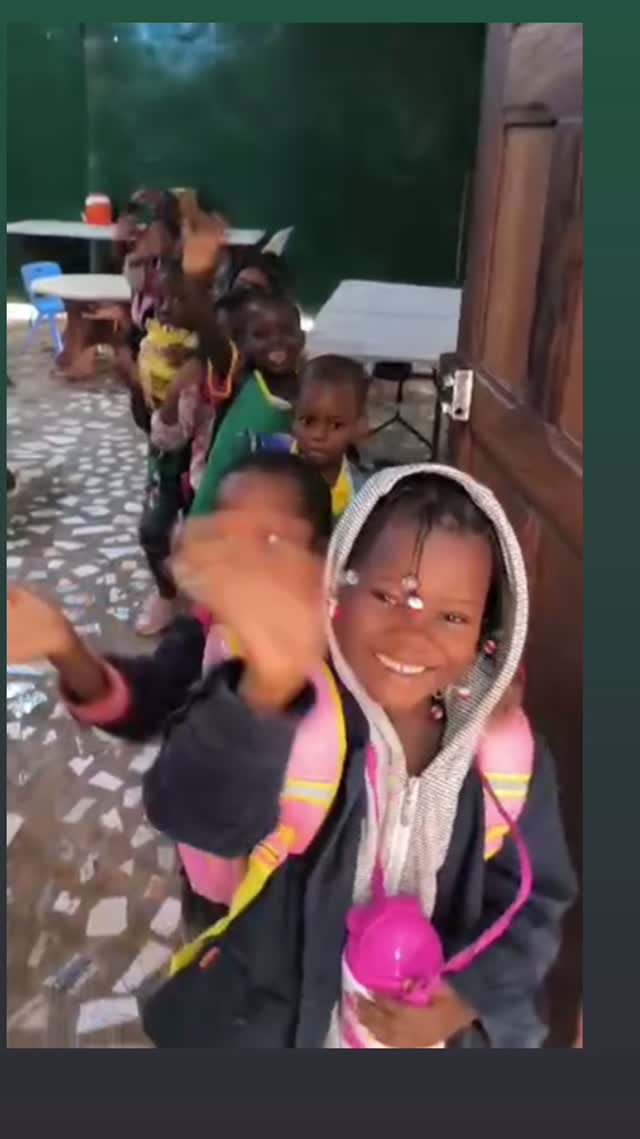 Um aceno na saída da escola